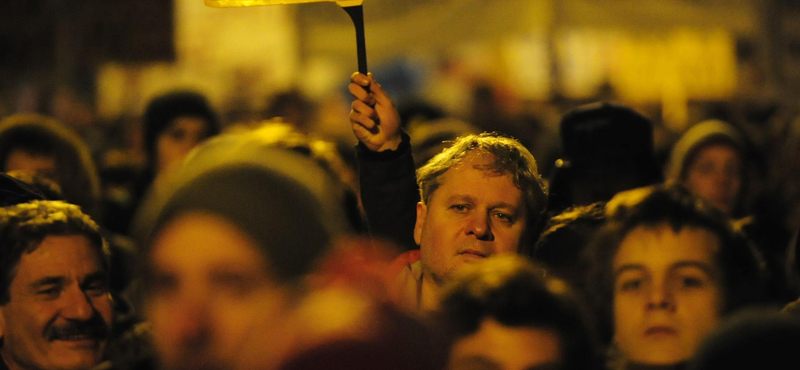 Véget ért a tüntetés, a Kossuth térre mennek 