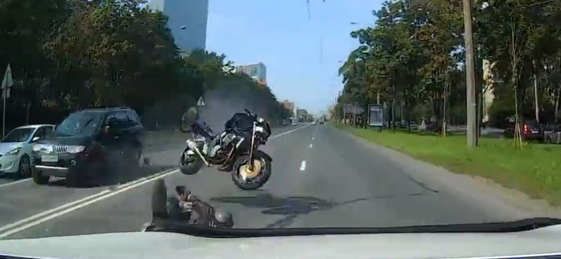 Videó: Ilyen balesettől retteg minden motoros