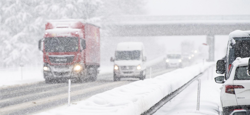 Hóesés, ónos eső – kamionok, autók csúszkálnak árokba, alakul a káosz