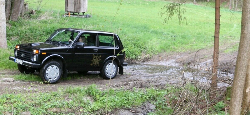 A Lada Niva sem kerülhette el a sorsát, villanyautó lett belőle