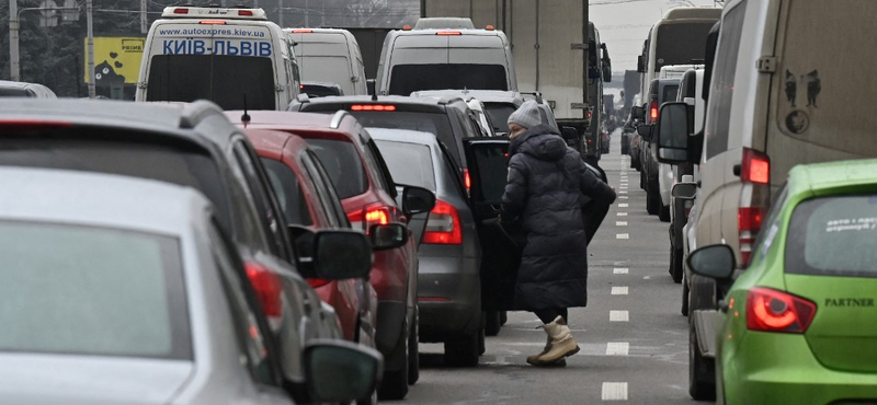 Bőröndökkel, gyalog érkeznek a Kárpátaljáról menekülők a magyar határra