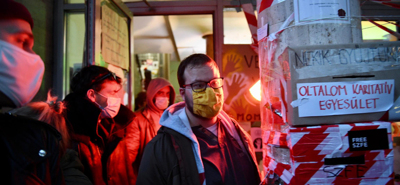 Fennmarad a blokád az SZFE-n, a hallgatók visszafoglalták az Ódry Színpadot