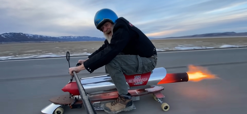 Sugárhajtóművet szereltek egy gördeszkára, 80 km/h-val repeszt – videó