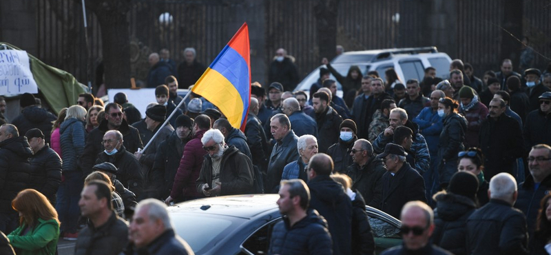 Az örmény miniszterelnök lemondását követelik az elvesztett karabahi területek miatt