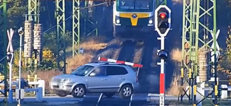 A lehajtott sorompót áttörve hajtott át az érkező vonat előtt a sofőr – videó