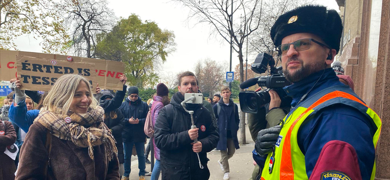 Csaknem ezer pedagógus tiltakozott hétfőn, a Parlamentbe is bejutottak