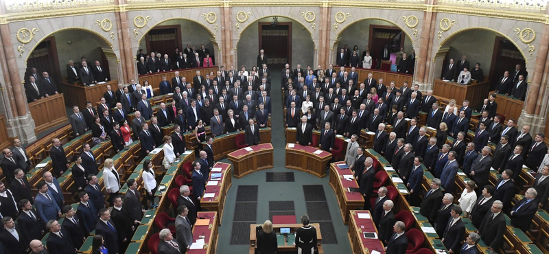 Letették az esküt a képviselők, a Kossuth téren folytatódott a tüntetés