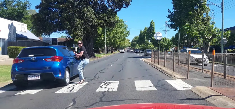 Az év mázlija, ahogy ez a nő megúszta a balesetet – videó