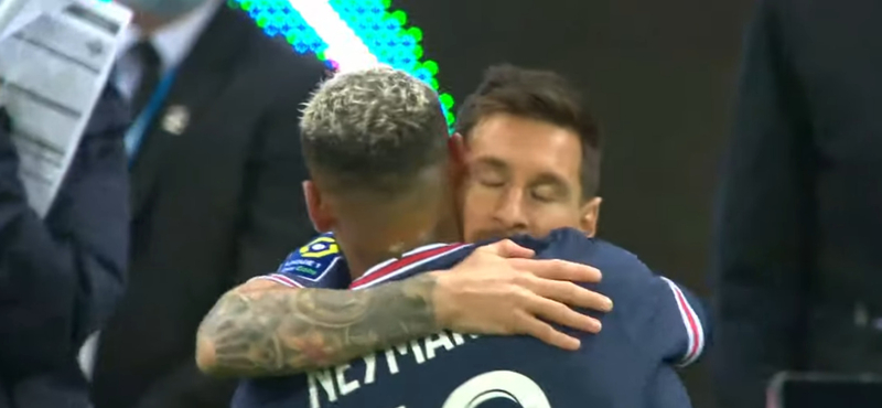 Messi bemutatkozott Párizsban, Neymar helyére cserélték be