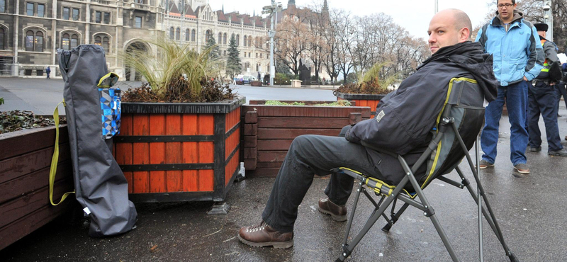 Ülősztrájkot kezdett a HÖOK-elnök a Parlamentnél - fotók