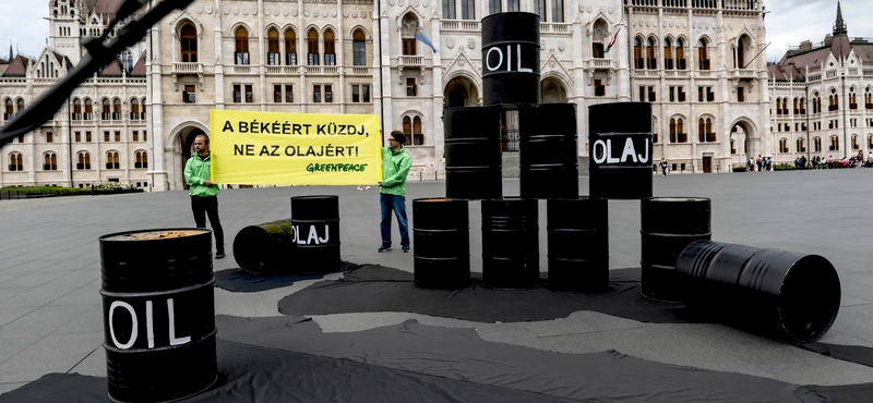 Olajoshordó-installációval tüntetett a Greenpeace a Kossuth téren