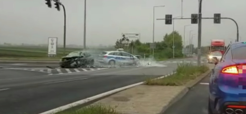 Épp átment a kereszteződésen a rendőrségi konvoj, amikor jött a Renault Clio