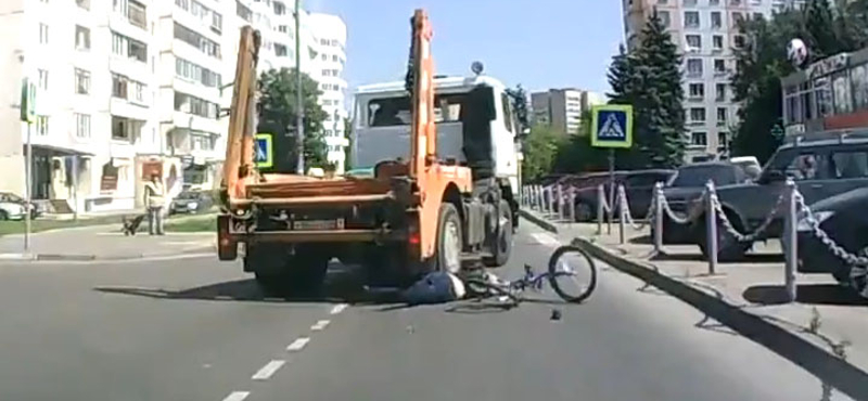 Teherautó ment át egy kerékpároson, aki túlélte – videó