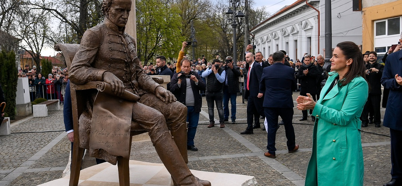 Bírság lett a Novák Katalin jelenlétében felavatott szoborból