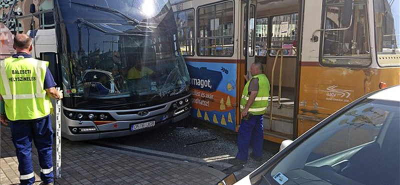 Új fotók jöttek a 47-es villamosról és a spanyol turistabuszról