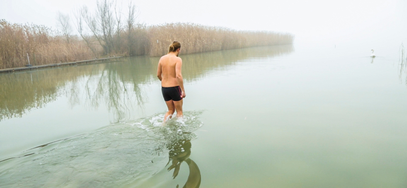 Hazai pálya: Tényleg megéri csobbanni egyet a téli Balatonban? (videó)