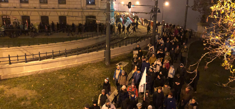 Blokkolták a tüntetők a Lánchidat