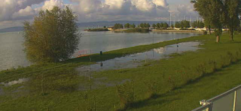 Ilyen mély még sosem volt a Balaton – fotók