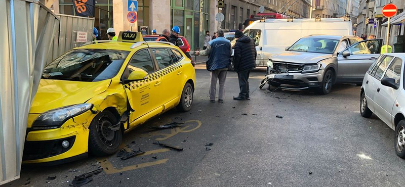 Összetört egy taxi meg egy autó a Dohány utcában