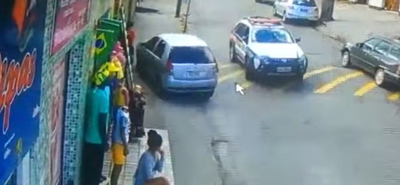 Veszélyes és látványos manőverrel menekült egy autós a rendőrök elől – videó