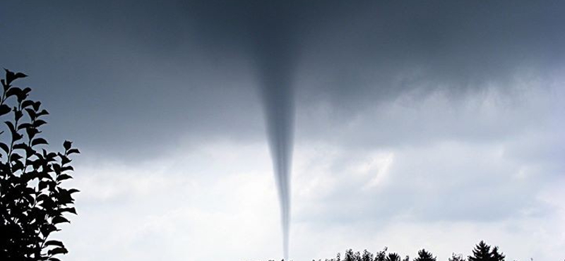 Fotó: óriási tornádót láttak Kalocsa mellett