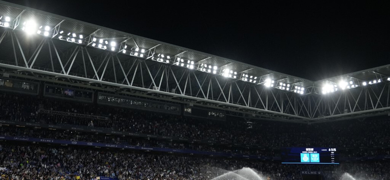 A tömegbe hajtott egy autós az Espanyol–Barcelona-meccs előtt, többen megsérültek