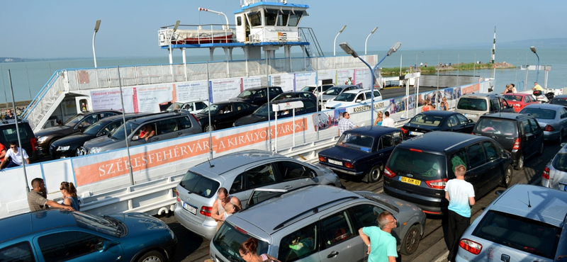 Így járhatnának a vízen autók tízezrei a Balatonon