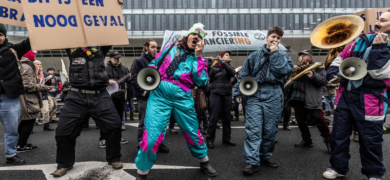 Több száz klímaaktivista blokkolt egy autópályát Hollandiában (videóval)