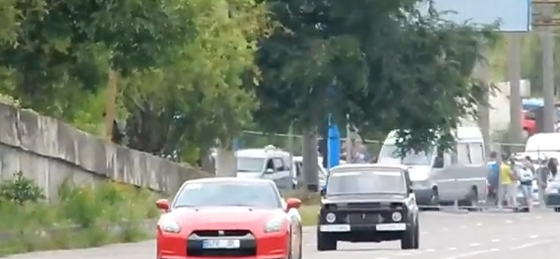 Megtréfálta a Lada Niva a 680 lóerős Nissan GT-R-t – videó