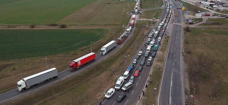 Húsz kilométeres a kocsisor az osztrák-magyar határnál