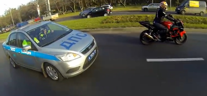 Videó: cicáznak egy kicsit az orosz motorosok a rendőrökkel