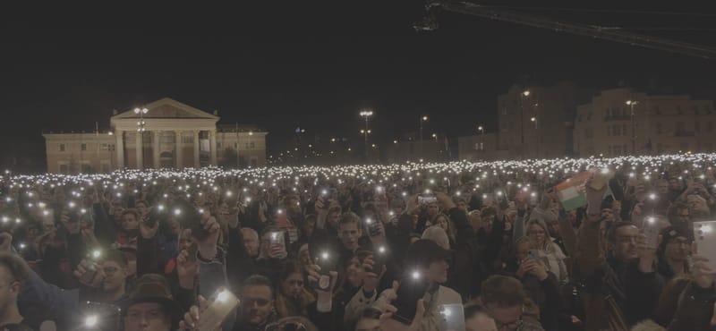 "Van már egy elfojtott düh mindenkiben, bennem is" - videó a Hősök teréről, a gyermekvédelmi tüntetésről