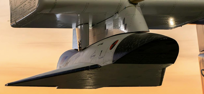 Felszállt a világ legnagyobb repülőgépe, majd a levegőben elindult róla egy másik, hiperszonikus gép – videó