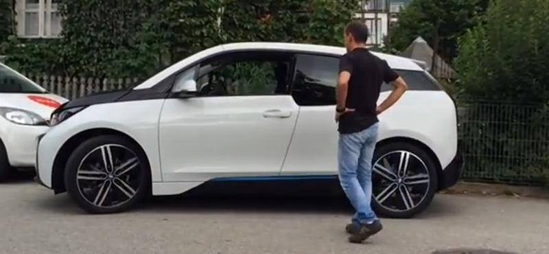 Videó: kiugrott a sofőr az ablakon, a BMW i3 nélküle is leparkolt