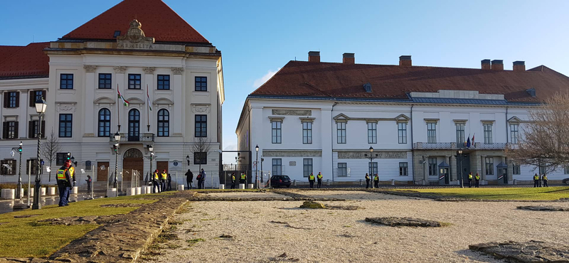 Orbán bejelentette: már meg is szentelték az új irodáját