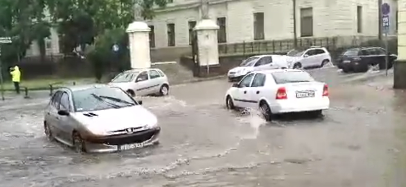 Még mindig lapátolják a sarat Egerben