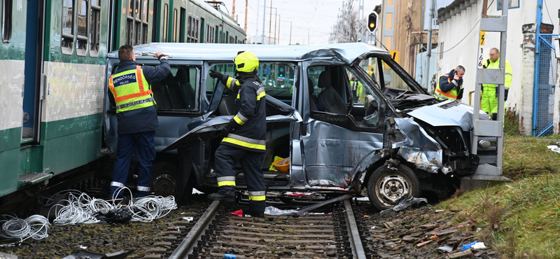 Kisteherautó ütközött a HÉV-vel Soroksári úton – képek