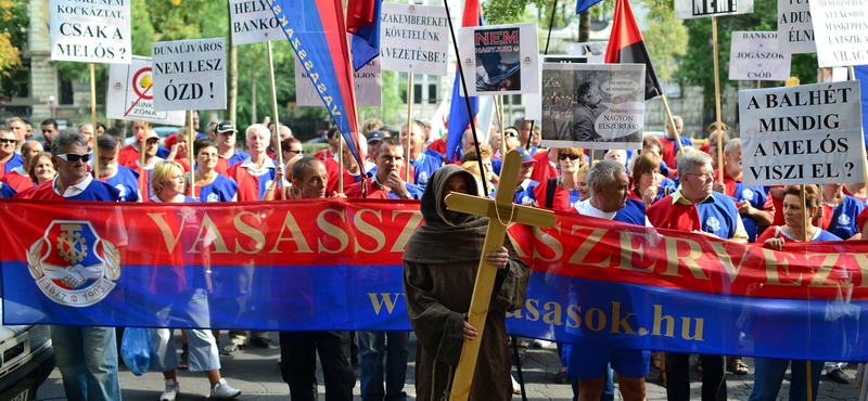 Fotók: az orosz nagykövetségnél tüntettek a dunai vasmű dolgozói