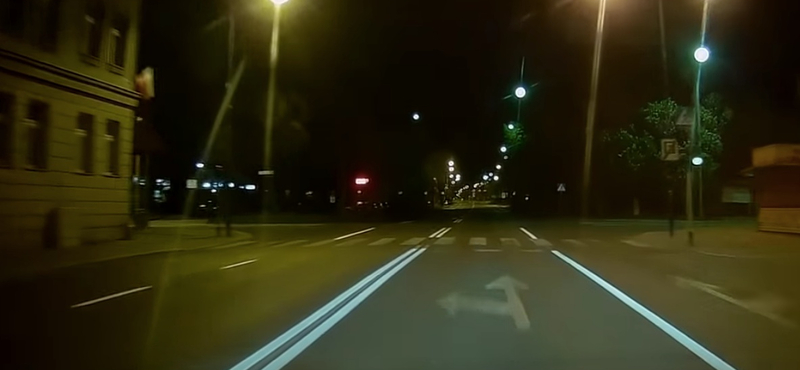 Instant karma: kézifékkel vette be a kanyart a sofőr, a sarkon meg ott álltak a rendőrök – videó