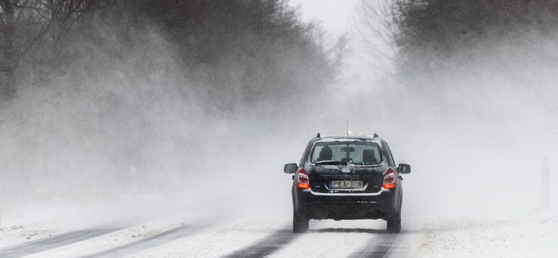 Havazásra, síkos utakra figyelmeztet a Magyar Közút