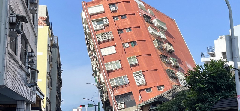 Megdőlt, összeomlott házak - képeken a tajvani földrengés okozta pusztítás