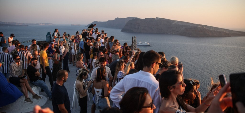 Santoriniben egyre jobban kivannak a turistáktól, korlátozásokat vezetnének be