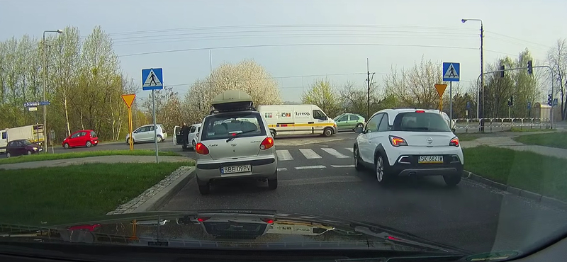 Zsúfolt kereszteződésből ennél zseniálisabb módon nem lehet kijönni – videó