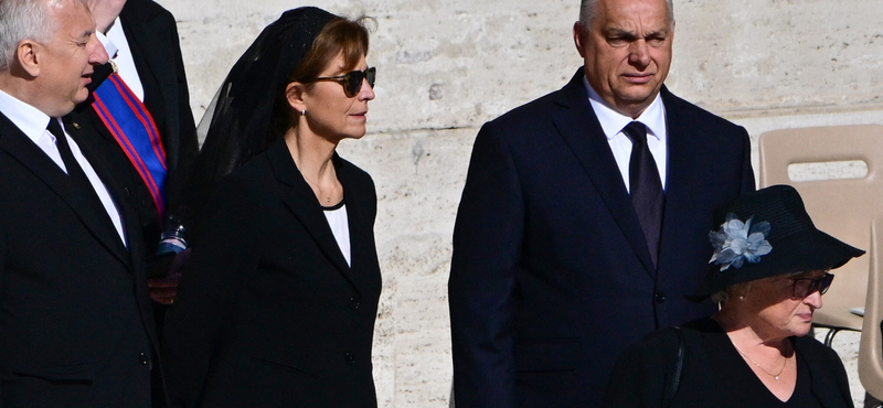 Lesifotó készült arról, ahogy Orbán Viktor a feleségével sétál az esti Rómában