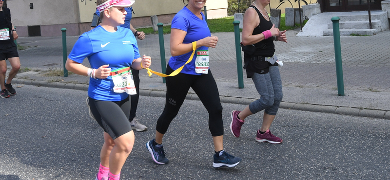 Novák Katalin egy látássérült futóval összekötve indult el a Budapest Maratonon