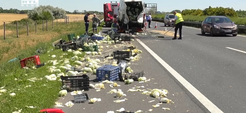 Több mázsányi kínai kel terítette be az M5-öst egy karambol után