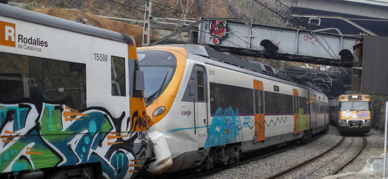 Több mint százötvenen megsérültek egy vonatbalesetben Katalóniában