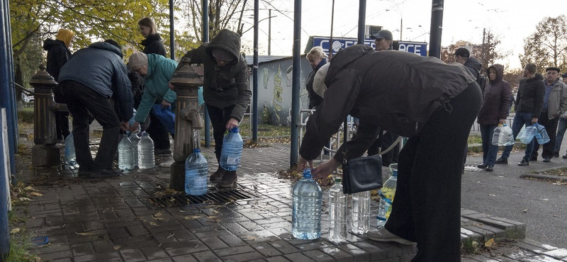 Hosszú sorokban állnak vízért az emberek Kijevben az orosz rakétatámadások után