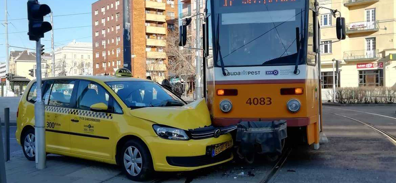 Villamos és taxis ütközött a Móriczon – fotó