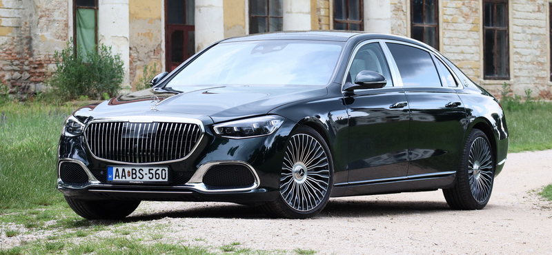 Biturbó V12, vádlimasszázs és ezüst poharak: 120 millió forintos Maybach S-osztályt teszteltünk